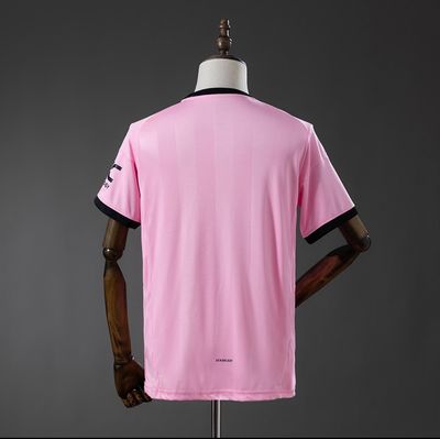 Manchester United 2025/26 Pink Goalkeeper Kit